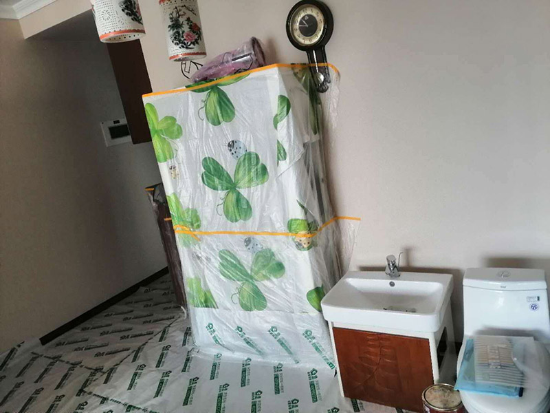 衛(wèi)生間改造裝修：既然是改造，肯定是對(duì)衛(wèi)生間的格局或是衛(wèi)浴設(shè)施、地磚、墻磚等地方不滿(mǎn)意，但在改造之前你需要將這些不滿(mǎn)意的地方進(jìn)行拆除，且拆除之后的垃圾也要及時(shí)清理，避免阻礙施工進(jìn)程。將不需要或是不滿(mǎn)意的地方進(jìn)行拆除后，留下的成品需要進(jìn)行施工保護(hù)，防止磕碰到，還可防止被上面的重物或是棱角碰壞。水電改造可謂是改造衛(wèi)生間的重點(diǎn)，衛(wèi)生間原有的水電路管線(xiàn)往往有許多不合理的布局，所以在改造過(guò)程中要對(duì)原有的水電路進(jìn)行徹查，看是否存在銹蝕、老化等情況，若有，則需要更換新的電路、水路，如果線(xiàn)路良好，且沒(méi)有多大的問(wèn)題，則只需要添加刪減線(xiàn)路就可以了。同時(shí)在改造的時(shí)候最好能做到以后維修和保養(yǎng)都比較方便，然后將其做好隱蔽處理。做好防水處理也是衛(wèi)生間改造的重要一步。因?yàn)樾l(wèi)生間的水、水蒸氣極其常見(jiàn)，防水做不好極易導(dǎo)致墻面潮濕、發(fā)霉，電路出現(xiàn)問(wèn)題等的情況。衛(wèi)生間墻面上要做大約30厘米的防水涂料，以防積水浸透墻面，且要保證涂刷厚度均勻，還需要處理好地面和墻面交界處的各類(lèi)管件的涂刷。