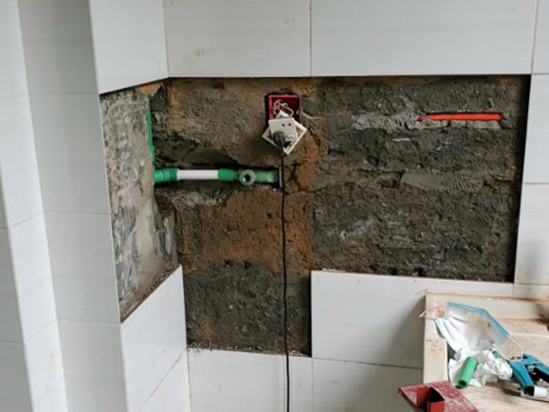 墻內(nèi)水管維修：首先，我們發(fā)現(xiàn)漏水，應(yīng)第一時間關(guān)掉自家的供水閥門，讓漏水帶來的影響盡可能的縮小。 然后我們需要找到水管漏水的地方，最常使用的方法是水管打壓法。此方法需要將冷熱水管用軟管連接在一起使冷熱水形成一個圈，總閥門關(guān)閉，所有出水口只留一個口接上試壓器，其余關(guān)閉，這時試壓器的指針讀數(shù)為0。 搖動測壓桿至指針讀數(shù)到0.9-1.0之間，此時的水壓應(yīng)為正常水壓的3-6倍。然后需要等待一定時間，不同管材需要的時間不一樣，但最少也需要半個小時。此時查看壓力值，如果降幅不超過0.5個壓，就沒有漏水。如果有漏點，壓力就會下降較多。 找到了漏水點，我們就要對漏水的管道進行維修或更換。首先要鑿開對應(yīng)墻面，此過程中要注意對地板家居的保護。然后清理干凈管道上的殘渣，進行換新，連接好后要用防水膠對管道進行防水處理。