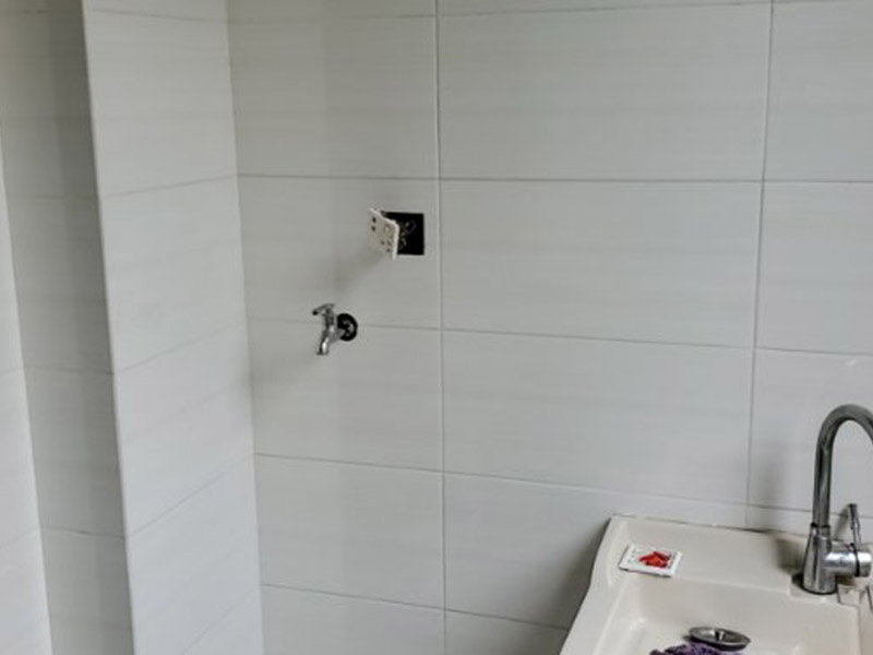 墻內(nèi)水管維修：首先，我們發(fā)現(xiàn)漏水，應(yīng)第一時間關(guān)掉自家的供水閥門，讓漏水帶來的影響盡可能的縮小。 然后我們需要找到水管漏水的地方，最常使用的方法是水管打壓法。此方法需要將冷熱水管用軟管連接在一起使冷熱水形成一個圈，總閥門關(guān)閉，所有出水口只留一個口接上試壓器，其余關(guān)閉，這時試壓器的指針讀數(shù)為0。 搖動測壓桿至指針讀數(shù)到0.9-1.0之間，此時的水壓應(yīng)為正常水壓的3-6倍。然后需要等待一定時間，不同管材需要的時間不一樣，但最少也需要半個小時。此時查看壓力值，如果降幅不超過0.5個壓，就沒有漏水。如果有漏點，壓力就會下降較多。 找到了漏水點，我們就要對漏水的管道進行維修或更換。首先要鑿開對應(yīng)墻面，此過程中要注意對地板家居的保護。然后清理干凈管道上的殘渣，進行換新，連接好后要用防水膠對管道進行防水處理。