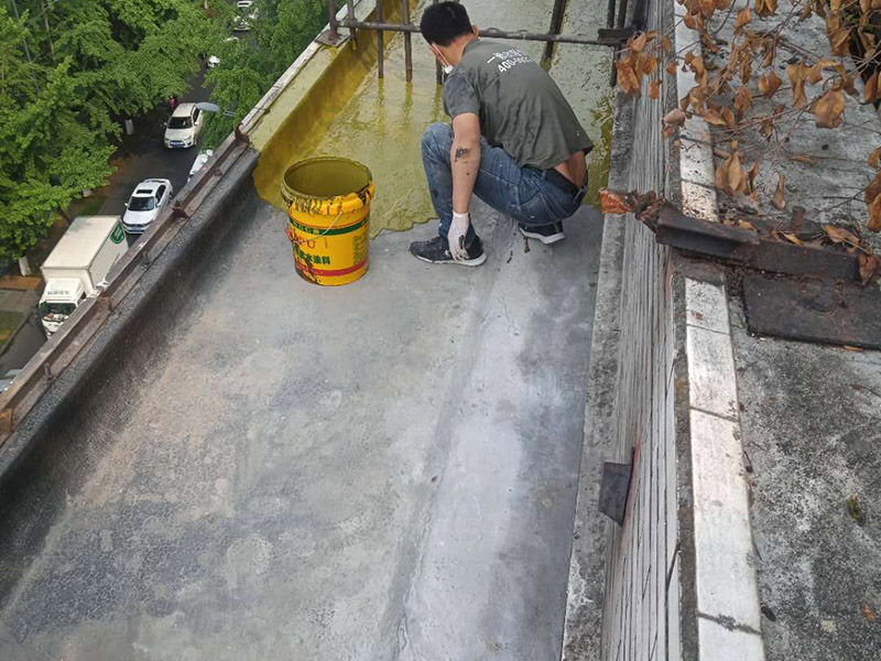 露臺(tái)防水維修：陽臺(tái)防水層由于暴露在大自然中，受到炎熱日光的暴曬，狂風(fēng)的吹襲，雨雪的侵蝕，嚴(yán)寒酷暑的溫度折磨，沒有優(yōu)良的性能和良好的保護(hù)措施，難以達(dá)到要求的耐久年限。所以應(yīng)選擇抗拉強(qiáng)度高、延伸率大、耐老化好的防水材料。 在大雨天和臺(tái)風(fēng)時(shí)，當(dāng)雨量大于地漏的排水能力時(shí)，就有可能陽臺(tái)地面形成積水，當(dāng)水量太大時(shí)，就有可能漫過推拉門的防水框從而進(jìn)入室內(nèi)。因此，在選擇陽臺(tái)地漏的時(shí)候，較好選擇排水量較大，排水順暢的地漏。 未封閉的陽臺(tái)遇到暴雨會(huì)大量進(jìn)水，為避免雨水泛入室內(nèi)，所以地面裝修時(shí)要考慮水平傾斜度，保證水能流向排水孔，不能讓水對(duì)著房間流。陽臺(tái)地面應(yīng)低于室內(nèi)樓層地面30——60毫米，向排水方向作平緩斜坡，外緣設(shè)擋水邊坎，將水導(dǎo)入雨水管排出。