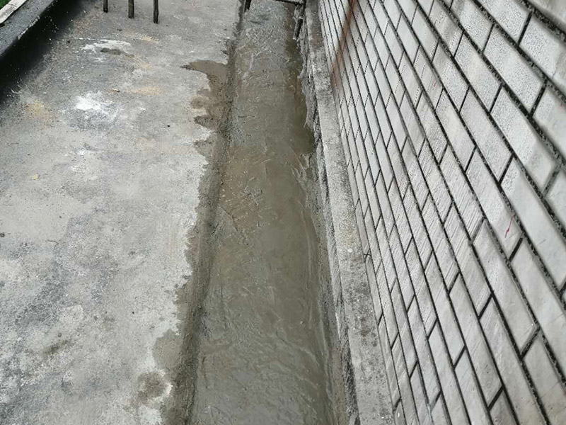 露臺(tái)防水維修：陽臺(tái)防水層由于暴露在大自然中，受到炎熱日光的暴曬，狂風(fēng)的吹襲，雨雪的侵蝕，嚴(yán)寒酷暑的溫度折磨，沒有優(yōu)良的性能和良好的保護(hù)措施，難以達(dá)到要求的耐久年限。所以應(yīng)選擇抗拉強(qiáng)度高、延伸率大、耐老化好的防水材料。 在大雨天和臺(tái)風(fēng)時(shí)，當(dāng)雨量大于地漏的排水能力時(shí)，就有可能陽臺(tái)地面形成積水，當(dāng)水量太大時(shí)，就有可能漫過推拉門的防水框從而進(jìn)入室內(nèi)。因此，在選擇陽臺(tái)地漏的時(shí)候，較好選擇排水量較大，排水順暢的地漏。 未封閉的陽臺(tái)遇到暴雨會(huì)大量進(jìn)水，為避免雨水泛入室內(nèi)，所以地面裝修時(shí)要考慮水平傾斜度，保證水能流向排水孔，不能讓水對(duì)著房間流。陽臺(tái)地面應(yīng)低于室內(nèi)樓層地面30——60毫米，向排水方向作平緩斜坡，外緣設(shè)擋水邊坎，將水導(dǎo)入雨水管排出。