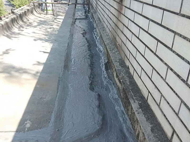 露臺(tái)防水維修：陽臺(tái)防水層由于暴露在大自然中，受到炎熱日光的暴曬，狂風(fēng)的吹襲，雨雪的侵蝕，嚴(yán)寒酷暑的溫度折磨，沒有優(yōu)良的性能和良好的保護(hù)措施，難以達(dá)到要求的耐久年限。所以應(yīng)選擇抗拉強(qiáng)度高、延伸率大、耐老化好的防水材料。 在大雨天和臺(tái)風(fēng)時(shí)，當(dāng)雨量大于地漏的排水能力時(shí)，就有可能陽臺(tái)地面形成積水，當(dāng)水量太大時(shí)，就有可能漫過推拉門的防水框從而進(jìn)入室內(nèi)。因此，在選擇陽臺(tái)地漏的時(shí)候，較好選擇排水量較大，排水順暢的地漏。 未封閉的陽臺(tái)遇到暴雨會(huì)大量進(jìn)水，為避免雨水泛入室內(nèi)，所以地面裝修時(shí)要考慮水平傾斜度，保證水能流向排水孔，不能讓水對(duì)著房間流。陽臺(tái)地面應(yīng)低于室內(nèi)樓層地面30——60毫米，向排水方向作平緩斜坡，外緣設(shè)擋水邊坎，將水導(dǎo)入雨水管排出。