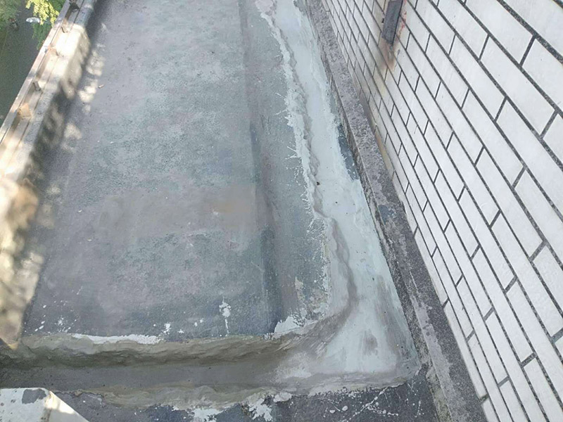 露臺(tái)防水維修：陽臺(tái)防水層由于暴露在大自然中，受到炎熱日光的暴曬，狂風(fēng)的吹襲，雨雪的侵蝕，嚴(yán)寒酷暑的溫度折磨，沒有優(yōu)良的性能和良好的保護(hù)措施，難以達(dá)到要求的耐久年限。所以應(yīng)選擇抗拉強(qiáng)度高、延伸率大、耐老化好的防水材料。 在大雨天和臺(tái)風(fēng)時(shí)，當(dāng)雨量大于地漏的排水能力時(shí)，就有可能陽臺(tái)地面形成積水，當(dāng)水量太大時(shí)，就有可能漫過推拉門的防水框從而進(jìn)入室內(nèi)。因此，在選擇陽臺(tái)地漏的時(shí)候，較好選擇排水量較大，排水順暢的地漏。 未封閉的陽臺(tái)遇到暴雨會(huì)大量進(jìn)水，為避免雨水泛入室內(nèi)，所以地面裝修時(shí)要考慮水平傾斜度，保證水能流向排水孔，不能讓水對(duì)著房間流。陽臺(tái)地面應(yīng)低于室內(nèi)樓層地面30——60毫米，向排水方向作平緩斜坡，外緣設(shè)擋水邊坎，將水導(dǎo)入雨水管排出。