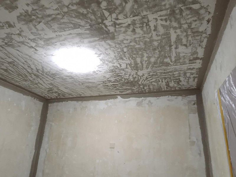 墻面改造翻新：在舊墻面上重新刷乳膠漆之前，一般先要對舊墻上的油污、浮灰、空鼓或裂紋等做處理，清除浮灰，鏟除起砂翹皮等部位，對油污的部位，應先將原有涂層鏟除，不能鏟除應徹底清洗干凈，墻面清理完畢，在用膩子批刮兩道。 盡量用較細的砂紙，通常質地較松軟的膩子用400-500號的砂紙，質地較硬的用360-400號為佳，假如砂紙?zhí)值脑挄粝潞苌畹纳昂?，刷漆是掩蓋不掉的。打磨結束必定。上完底漆后，可以明顯看到膩子打磨完畢后還留有一些坑眼，這時候就需要修補了，修補時一定要打磨平整，再用稍微多加一點水的底漆刷一遍，以免刷面漆的時候因為與其它墻面吃水量不同而有色差。上面漆時要選擇好的滾筒，注意滾筒的毛不要太短，但一定要細，漆不要加過量的水，過量的水會影響漆膜厚度、手感和硬度。涂刷的時候要注意墻角、每滾中間接茬部分和收漆方向，確保刷出來的漆膜手感細膩。 乳膠漆涂刷完以后4個小時就會干燥，但干燥的漆膜還沒有達到必定的硬度，這就要護理，很簡單，7-10天以內不要有擦拭或任何觸摸墻面的行為即可。