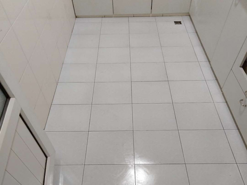 墻面貼磚施工：干鋪法是將沙子和水泥按照3：1的比例混合后兌少量的水，使水泥和沙子混合到可以用手攥成團的黏稠度。將混合好的沙子水泥鋪在地面上，用一個平板把表面摸平。在瓷磚背面抹上黏稠度非常高的水泥，把瓷磚放到地面上，用橡皮錘敲實就完成了,主要用于地面瓷磚的鋪裝。 濕鋪法，是將沙子和水泥按照2：1的比例混合后兌水和好，水的量要多一些，使沙子和水泥的黏稠度高一些。然后涂抹到用水浸泡好的瓷磚背面貼到墻面上。濕鋪發(fā)主要應(yīng)用與墻面。