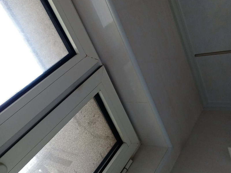 瓷磚局部修補：墻地面的瓷磚出現(xiàn)少量的局部空鼓，如在不影響櫥柜、鏡柜、花灑和熱水器等家具家電安裝穩(wěn)固的情況下，可以不予處理，但若是對安裝和日常生活造成影響，建議把這局部的瓷磚敲掉重新鋪貼。 建議拆下來重新鋪貼，此時鋪貼使用的粘合劑尤為重要，若瓷磚面積較小，可以用益膠泥，它比水泥粘著性更強;單塊瓷磚粘貼在平坦平面上，可以使用瓷磚膠/瓷磚粘貼劑，若是小面積范圍的多片瓷磚，建議使用益膠泥比使用水泥更為恰當(dāng)。 若沙漿連同瓷磚一起掉落，要先在原基礎(chǔ)面上輕輕鑿些毛坑后，再拌有107膠的沙漿重新鑲貼，在基礎(chǔ)面上刷一層后將脫落的瓷磚壓上去，直至沙漿硬化。需要注意的是，若瓷磚僅是局部脫落，千萬不可用力敲打基礎(chǔ)面上的沙漿，以防震松周圍原本牢固的瓷磚。