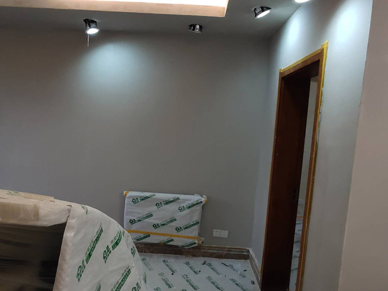 墻面翻新裝修：首先在做翻新的時候一定要把之前的墻面給處理干凈，粉化嚴重的一定要鏟除干凈。由于之前的墻面有刷過油漆和乳膠漆，所在做完鏟除后一定要做打磨處理，將原來墻體上的結實的表皮及浮沉全部清理掉，如果說墻體出現(xiàn)小部分的凹陷以及裂縫的話可以用膩子稍微填補一下。 清理干凈的墻面一定要刷一道底漆，墻面底漆的主要作用就是抗堿防潮、封固基材、保護面漆、提高面漆的質量以及遮蓋力。尤其是對老房子進行翻新的時候底漆是特別的重要，如果說是直接的上面漆的話墻面就很容易起泡發(fā)霉，時間不久后就會再一次出現(xiàn)脫落現(xiàn)象，不能重蹈覆轍。在修補的過程中要是沒有做到全面，并且上漆過程已經做了的話那就會顯得相當?shù)穆闊?，上漆工程完成后的話再對沒有修補到的地方進行修補的話就會很難達到預想效果。 在上面漆之前要裝油漆按照漆桶的說明配比及涂刷，要準備足夠的量，保證顏色的相同，不要因為量少缺量后來進行后補，這樣很容易發(fā)生色差的問題。刷面漆時要選擇質量好的刷漆滾筒，這樣刷出來的質地才會更加的均勻好看。刷完漆之后要注意通風問題，因為稀釋劑中的二甲苯成分會與乳膠漆中的成分發(fā)生化學反應導致墻面泛黃。