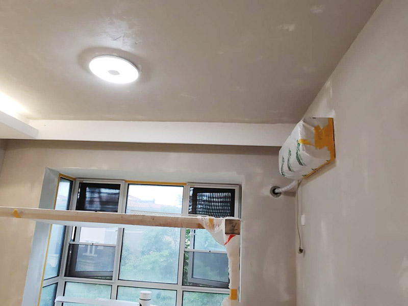 墻面翻新裝修：首先在做翻新的時候一定要把之前的墻面給處理干凈，粉化嚴重的一定要鏟除干凈。由于之前的墻面有刷過油漆和乳膠漆，所在做完鏟除后一定要做打磨處理，將原來墻體上的結實的表皮及浮沉全部清理掉，如果說墻體出現(xiàn)小部分的凹陷以及裂縫的話可以用膩子稍微填補一下。 清理干凈的墻面一定要刷一道底漆，墻面底漆的主要作用就是抗堿防潮、封固基材、保護面漆、提高面漆的質量以及遮蓋力。尤其是對老房子進行翻新的時候底漆是特別的重要，如果說是直接的上面漆的話墻面就很容易起泡發(fā)霉，時間不久后就會再一次出現(xiàn)脫落現(xiàn)象，不能重蹈覆轍。在修補的過程中要是沒有做到全面，并且上漆過程已經做了的話那就會顯得相當?shù)穆闊?，上漆工程完成后的話再對沒有修補到的地方進行修補的話就會很難達到預想效果。 在上面漆之前要裝油漆按照漆桶的說明配比及涂刷，要準備足夠的量，保證顏色的相同，不要因為量少缺量后來進行后補，這樣很容易發(fā)生色差的問題。刷面漆時要選擇質量好的刷漆滾筒，這樣刷出來的質地才會更加的均勻好看。刷完漆之后要注意通風問題，因為稀釋劑中的二甲苯成分會與乳膠漆中的成分發(fā)生化學反應導致墻面泛黃。