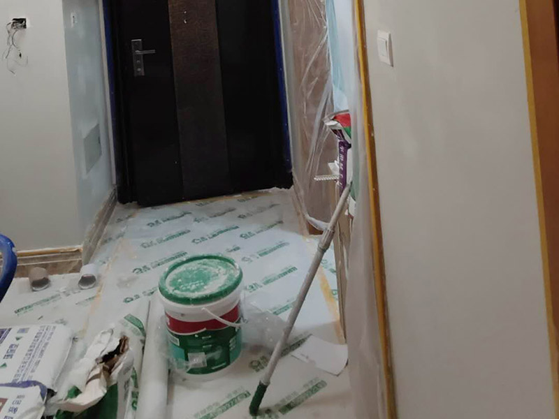 墻面翻新裝修：首先在做翻新的時候一定要把之前的墻面給處理干凈，粉化嚴重的一定要鏟除干凈。由于之前的墻面有刷過油漆和乳膠漆，所在做完鏟除后一定要做打磨處理，將原來墻體上的結實的表皮及浮沉全部清理掉，如果說墻體出現(xiàn)小部分的凹陷以及裂縫的話可以用膩子稍微填補一下。 清理干凈的墻面一定要刷一道底漆，墻面底漆的主要作用就是抗堿防潮、封固基材、保護面漆、提高面漆的質量以及遮蓋力。尤其是對老房子進行翻新的時候底漆是特別的重要，如果說是直接的上面漆的話墻面就很容易起泡發(fā)霉，時間不久后就會再一次出現(xiàn)脫落現(xiàn)象，不能重蹈覆轍。在修補的過程中要是沒有做到全面，并且上漆過程已經做了的話那就會顯得相當?shù)穆闊?，上漆工程完成后的話再對沒有修補到的地方進行修補的話就會很難達到預想效果。 在上面漆之前要裝油漆按照漆桶的說明配比及涂刷，要準備足夠的量，保證顏色的相同，不要因為量少缺量后來進行后補，這樣很容易發(fā)生色差的問題。刷面漆時要選擇質量好的刷漆滾筒，這樣刷出來的質地才會更加的均勻好看。刷完漆之后要注意通風問題，因為稀釋劑中的二甲苯成分會與乳膠漆中的成分發(fā)生化學反應導致墻面泛黃。