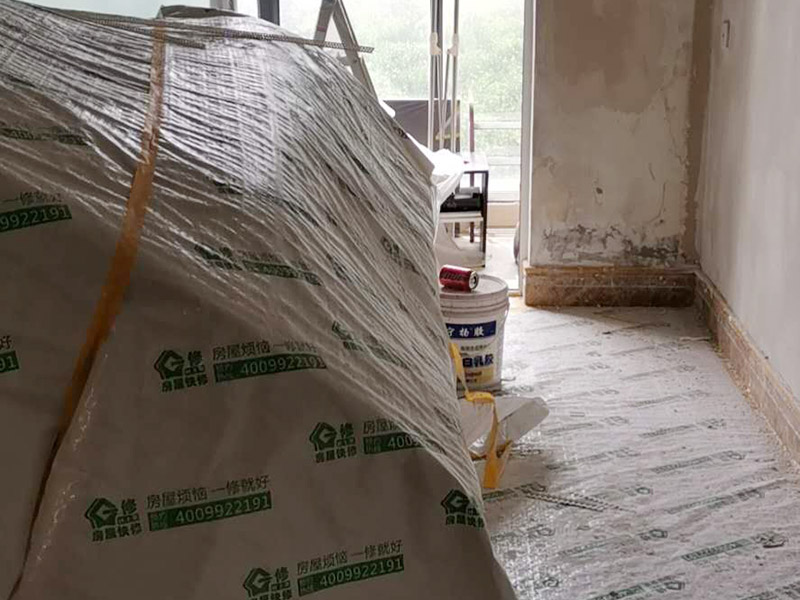 墻面翻新裝修：首先在做翻新的時候一定要把之前的墻面給處理干凈，粉化嚴重的一定要鏟除干凈。由于之前的墻面有刷過油漆和乳膠漆，所在做完鏟除后一定要做打磨處理，將原來墻體上的結實的表皮及浮沉全部清理掉，如果說墻體出現(xiàn)小部分的凹陷以及裂縫的話可以用膩子稍微填補一下。 清理干凈的墻面一定要刷一道底漆，墻面底漆的主要作用就是抗堿防潮、封固基材、保護面漆、提高面漆的質量以及遮蓋力。尤其是對老房子進行翻新的時候底漆是特別的重要，如果說是直接的上面漆的話墻面就很容易起泡發(fā)霉，時間不久后就會再一次出現(xiàn)脫落現(xiàn)象，不能重蹈覆轍。在修補的過程中要是沒有做到全面，并且上漆過程已經做了的話那就會顯得相當?shù)穆闊?，上漆工程完成后的話再對沒有修補到的地方進行修補的話就會很難達到預想效果。 在上面漆之前要裝油漆按照漆桶的說明配比及涂刷，要準備足夠的量，保證顏色的相同，不要因為量少缺量后來進行后補，這樣很容易發(fā)生色差的問題。刷面漆時要選擇質量好的刷漆滾筒，這樣刷出來的質地才會更加的均勻好看。刷完漆之后要注意通風問題，因為稀釋劑中的二甲苯成分會與乳膠漆中的成分發(fā)生化學反應導致墻面泛黃。