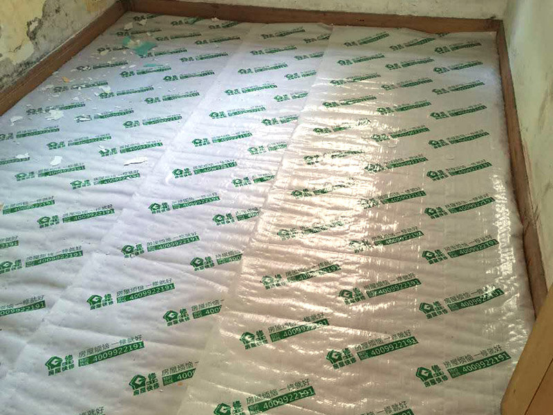 墻面翻新地板保護(hù)：舊墻面在翻新前一定要做墻面基底處理，粉化嚴(yán)重的要全部鏟除，鏟除后抹上一層白水泥，原來墻面過于光滑、刷過油漆的鏟除后還要做打磨處理，把粘結(jié)不牢的表皮去掉，便于新涂料和墻體粘結(jié)。墻面底漆的作用是抗堿防潮、封固基材、保護(hù)面漆，提高面漆的質(zhì)感和遮蓋力，對于老房翻新，墻面一定要做底漆，如果沒有刷底漆就直接上面漆的話，時(shí)間一長墻面容易起泡、發(fā)霉，太陽照曬時(shí)間長了也容易變色。墻面色差是修補(bǔ)墻面時(shí)需要盡量避免的，為此，應(yīng)該注意按照油漆桶的說明配比、涂刷，最好估算好用量，一次準(zhǔn)備足夠的量，這樣能保證墻面顏色一致，也能避免用量不足重新調(diào)配出來的顏色有差異。