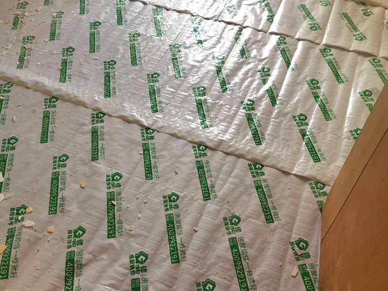 墻面翻新地板保護(hù)：舊墻面在翻新前一定要做墻面基底處理，粉化嚴(yán)重的要全部鏟除，鏟除后抹上一層白水泥，原來墻面過于光滑、刷過油漆的鏟除后還要做打磨處理，把粘結(jié)不牢的表皮去掉，便于新涂料和墻體粘結(jié)。墻面底漆的作用是抗堿防潮、封固基材、保護(hù)面漆，提高面漆的質(zhì)感和遮蓋力，對于老房翻新，墻面一定要做底漆，如果沒有刷底漆就直接上面漆的話，時(shí)間一長墻面容易起泡、發(fā)霉，太陽照曬時(shí)間長了也容易變色。墻面色差是修補(bǔ)墻面時(shí)需要盡量避免的，為此，應(yīng)該注意按照油漆桶的說明配比、涂刷，最好估算好用量，一次準(zhǔn)備足夠的量，這樣能保證墻面顏色一致，也能避免用量不足重新調(diào)配出來的顏色有差異。