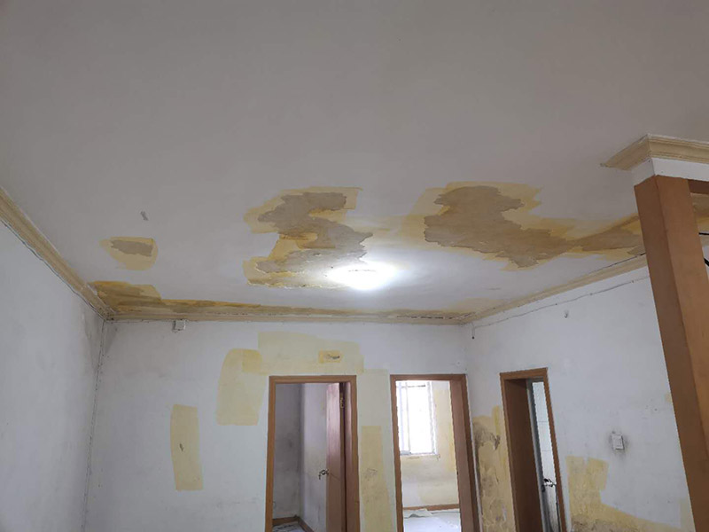 墻面翻新地板保護(hù)：舊墻面在翻新前一定要做墻面基底處理，粉化嚴(yán)重的要全部鏟除，鏟除后抹上一層白水泥，原來墻面過于光滑、刷過油漆的鏟除后還要做打磨處理，把粘結(jié)不牢的表皮去掉，便于新涂料和墻體粘結(jié)。墻面底漆的作用是抗堿防潮、封固基材、保護(hù)面漆，提高面漆的質(zhì)感和遮蓋力，對于老房翻新，墻面一定要做底漆，如果沒有刷底漆就直接上面漆的話，時(shí)間一長墻面容易起泡、發(fā)霉，太陽照曬時(shí)間長了也容易變色。墻面色差是修補(bǔ)墻面時(shí)需要盡量避免的，為此，應(yīng)該注意按照油漆桶的說明配比、涂刷，最好估算好用量，一次準(zhǔn)備足夠的量，這樣能保證墻面顏色一致，也能避免用量不足重新調(diào)配出來的顏色有差異。