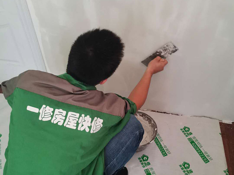 墻面刮膩?zhàn)诱移?第一遍刮石膏粉，好處是干得快，尤其是陰雨潮濕的天氣施工就更顯現(xiàn)其優(yōu)點(diǎn)。石膏硬度好，附著力好干了不容易開(kāi)裂收縮，填充力好，能堵住墻體上小 眼眼，干了后就不能再出現(xiàn)小眼眼了。而用膩?zhàn)友a(bǔ)干了后收縮又能看見(jiàn)小眼眼，如果補(bǔ)太厚了干得又慢，所以第一遍一定要刮石膏，要用全膠水。 第二遍，刮膩?zhàn)?，這一遍刮的重點(diǎn)就是找平，由于墻體不是那么平整和直順，因而就需要刮膩?zhàn)觼?lái)找平和找直，陽(yáng)角一定要拿3米左右長(zhǎng)的鋁合金靠尺做靠尺校直， 陰角一定需要用校直，這樣就能看見(jiàn)棱是棱角是角，效果就很好了。等干透了就打磨一遍，這個(gè)要求不需要太高，但必須等干了以后才能上第三遍膩?zhàn)印? width=