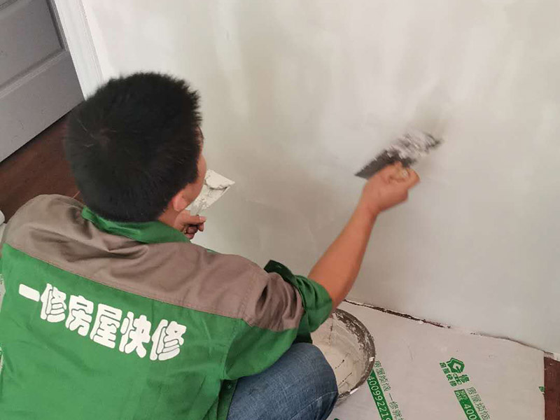 墻面刮膩?zhàn)诱移?第一遍刮石膏粉，好處是干得快，尤其是陰雨潮濕的天氣施工就更顯現(xiàn)其優(yōu)點(diǎn)。石膏硬度好，附著力好干了不容易開(kāi)裂收縮，填充力好，能堵住墻體上小 眼眼，干了后就不能再出現(xiàn)小眼眼了。而用膩?zhàn)友a(bǔ)干了后收縮又能看見(jiàn)小眼眼，如果補(bǔ)太厚了干得又慢，所以第一遍一定要刮石膏，要用全膠水。 第二遍，刮膩?zhàn)樱@一遍刮的重點(diǎn)就是找平，由于墻體不是那么平整和直順，因而就需要刮膩?zhàn)觼?lái)找平和找直，陽(yáng)角一定要拿3米左右長(zhǎng)的鋁合金靠尺做靠尺校直， 陰角一定需要用校直，這樣就能看見(jiàn)棱是棱角是角，效果就很好了。等干透了就打磨一遍，這個(gè)要求不需要太高，但必須等干了以后才能上第三遍膩?zhàn)印? width=