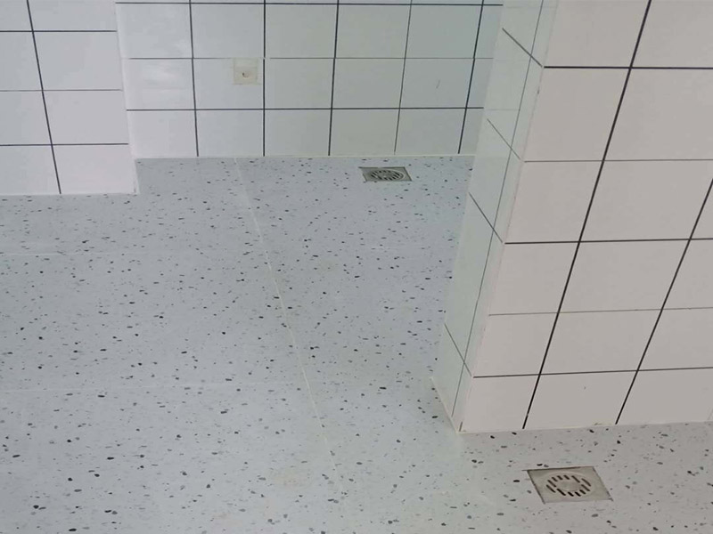 衛(wèi)生間標(biāo)線貼磚：衛(wèi)生間的防水工作流程，都是在地面用水泥砂漿找平一次，等它干透后再做防水。那些詢問做完防水能不能馬上貼瓷磚的業(yè)主，首先要搞清楚，防水不是只做一遍就可以的。一般的防水施工要做2到3遍，而且防水的順序也是有講究的，比如，要先做完墻面防水再貼墻磚，其次才可以做地面防水，再貼地磚。因?yàn)榈孛娼?jīng)常會(huì)踩來踩去，地面防水如果先做了會(huì)很容易踩壞。一般情況下，在2到3遍的防水層全部做好后，會(huì)有5到7天的固化期，所以自然的，貼瓷磚肯定是要等到這之后才能做，所以做完防水就立馬貼瓷磚，就大錯(cuò)特錯(cuò)了。