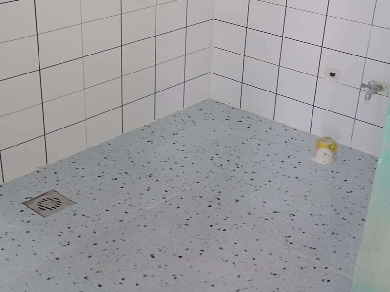 衛(wèi)生間標(biāo)線貼磚：衛(wèi)生間的防水工作流程，都是在地面用水泥砂漿找平一次，等它干透后再做防水。那些詢問做完防水能不能馬上貼瓷磚的業(yè)主，首先要搞清楚，防水不是只做一遍就可以的。一般的防水施工要做2到3遍，而且防水的順序也是有講究的，比如，要先做完墻面防水再貼墻磚，其次才可以做地面防水，再貼地磚。因?yàn)榈孛娼?jīng)常會(huì)踩來踩去，地面防水如果先做了會(huì)很容易踩壞。一般情況下，在2到3遍的防水層全部做好后，會(huì)有5到7天的固化期，所以自然的，貼瓷磚肯定是要等到這之后才能做，所以做完防水就立馬貼瓷磚，就大錯(cuò)特錯(cuò)了。