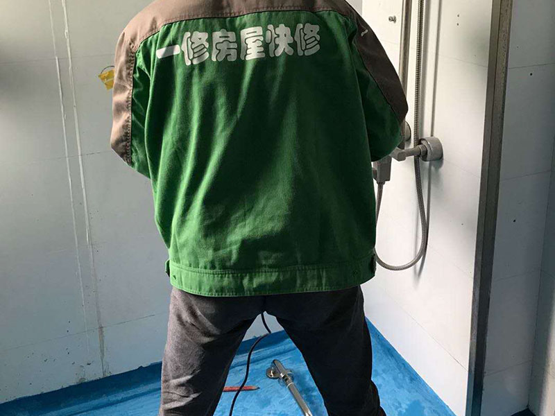 衛(wèi)生間翻新施工：其實(shí)衛(wèi)生間翻新最主要的目的，就是要更換水電，尤其是那些隱蔽性極強(qiáng)，一般埋在地下或墻壁內(nèi)的。在進(jìn)行翻新的時(shí)候，最好一并更換，不管有沒有問題，這樣都能給日后的生活帶來保障。更換完水電之后，就可以進(jìn)行瓷磚的鋪貼了。不管是地面還是墻面，都是一個(gè)比較大的工程。在衛(wèi)生間翻新前先找平地面和墻面，清楚所有雜物。然后先對(duì)墻面進(jìn)行鋪設(shè)，墻面一般多是小塊的瓷磚比較好施工。地面就要注意一些了，需要設(shè)置輔助線來進(jìn)行施工，還要注意下水管等地方，這些地方都需要低于地面高度的哦！ 最后就是防水的問題了，防水是衛(wèi)生間翻新過程中，非常需要重視的問題。在施工前最好購買好一些的防水涂料，這樣施工效果更好，而且使用壽命更久，幾年內(nèi)不會(huì)出現(xiàn)問題。值得注意的是，很多人在做防水的時(shí)候，都會(huì)忽略墻面的防水，其實(shí)墻面也需要做好防水哦！有時(shí)候會(huì)產(chǎn)生水蒸氣附著在墻面，也是會(huì)對(duì)墻面造成損害的！