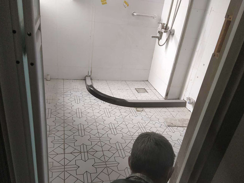 衛(wèi)生間翻新施工：其實(shí)衛(wèi)生間翻新最主要的目的，就是要更換水電，尤其是那些隱蔽性極強(qiáng)，一般埋在地下或墻壁內(nèi)的。在進(jìn)行翻新的時(shí)候，最好一并更換，不管有沒有問題，這樣都能給日后的生活帶來保障。更換完水電之后，就可以進(jìn)行瓷磚的鋪貼了。不管是地面還是墻面，都是一個(gè)比較大的工程。在衛(wèi)生間翻新前先找平地面和墻面，清楚所有雜物。然后先對(duì)墻面進(jìn)行鋪設(shè)，墻面一般多是小塊的瓷磚比較好施工。地面就要注意一些了，需要設(shè)置輔助線來進(jìn)行施工，還要注意下水管等地方，這些地方都需要低于地面高度的哦！ 最后就是防水的問題了，防水是衛(wèi)生間翻新過程中，非常需要重視的問題。在施工前最好購買好一些的防水涂料，這樣施工效果更好，而且使用壽命更久，幾年內(nèi)不會(huì)出現(xiàn)問題。值得注意的是，很多人在做防水的時(shí)候，都會(huì)忽略墻面的防水，其實(shí)墻面也需要做好防水哦！有時(shí)候會(huì)產(chǎn)生水蒸氣附著在墻面，也是會(huì)對(duì)墻面造成損害的！