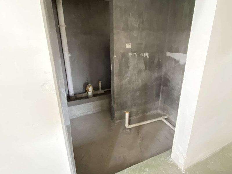 衛(wèi)生間防水處理：1、刷第一遍防水涂料。施工前確保工地干凈、干燥，防水涂料要涂滿(mǎn)，無(wú)遺漏，與基層結(jié)合牢固，無(wú)裂紋，無(wú)氣泡，無(wú)脫落現(xiàn)象。涂刷高度一致，厚度要達(dá)到產(chǎn)品規(guī)定要求。 2、刷第二遍防水涂料。注意、第二遍防水涂料間需要有一定時(shí)間間隔，待遍涂料干透后才能進(jìn)行第二遍，具體時(shí)間視涂料而定。間隔時(shí)間太短，防水的效果會(huì)大打折扣。 3、鋪保護(hù)層。為防止之后的施工破壞防水層，需在防水涂料表面鋪上保護(hù)層。保護(hù)層要完全覆蓋防水層，無(wú)遺漏，與基層結(jié)合牢固，無(wú)裂紋，無(wú)氣泡，無(wú)脫落現(xiàn)象。 4、閉水試驗(yàn)。閉水試驗(yàn)時(shí)，地面點(diǎn)的水線不能低于2厘米，保存至少24小時(shí)，觀察無(wú)滲漏現(xiàn)象后方算合格。如有滲漏，需重做，切莫不能疏忽大意。