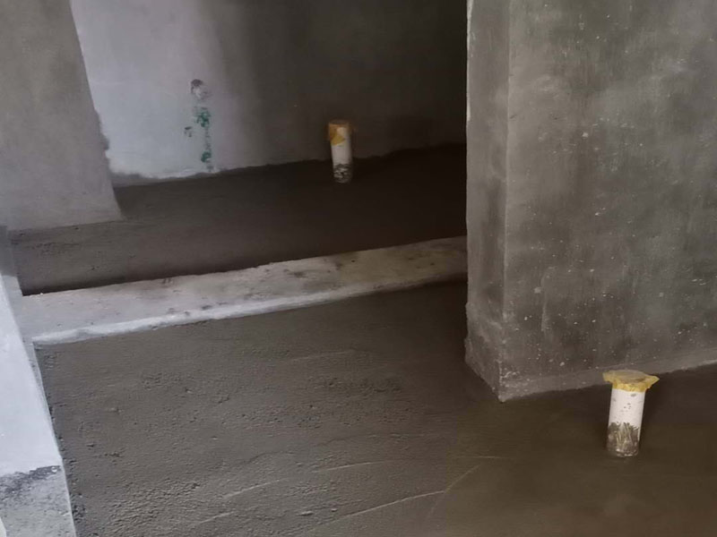 衛(wèi)生間防水處理：1、刷第一遍防水涂料。施工前確保工地干凈、干燥，防水涂料要涂滿(mǎn)，無(wú)遺漏，與基層結(jié)合牢固，無(wú)裂紋，無(wú)氣泡，無(wú)脫落現(xiàn)象。涂刷高度一致，厚度要達(dá)到產(chǎn)品規(guī)定要求。 2、刷第二遍防水涂料。注意、第二遍防水涂料間需要有一定時(shí)間間隔，待遍涂料干透后才能進(jìn)行第二遍，具體時(shí)間視涂料而定。間隔時(shí)間太短，防水的效果會(huì)大打折扣。 3、鋪保護(hù)層。為防止之后的施工破壞防水層，需在防水涂料表面鋪上保護(hù)層。保護(hù)層要完全覆蓋防水層，無(wú)遺漏，與基層結(jié)合牢固，無(wú)裂紋，無(wú)氣泡，無(wú)脫落現(xiàn)象。 4、閉水試驗(yàn)。閉水試驗(yàn)時(shí)，地面點(diǎn)的水線不能低于2厘米，保存至少24小時(shí)，觀察無(wú)滲漏現(xiàn)象后方算合格。如有滲漏，需重做，切莫不能疏忽大意。