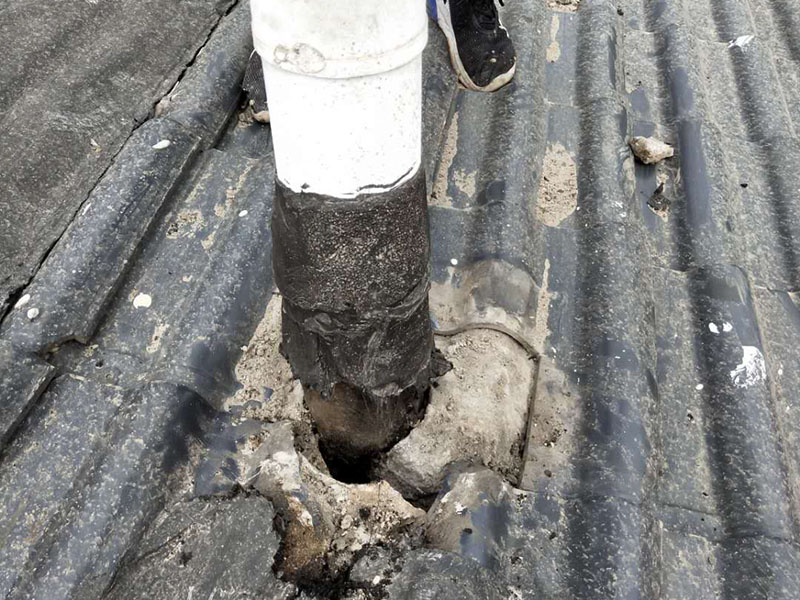 屋頂管道防水維修：1.清洗原地面,待干;2.做防水層。用材不是重要的,市面上的正品材料都是好的,關(guān)鍵是做工,邊邊角角、凹凹凸凸、細(xì)縫小孔等一點(diǎn)都不能馬虎。若是液體材料,至少做三遍;3.封水泥沙漿,約5cm厚,保護(hù)防水層。