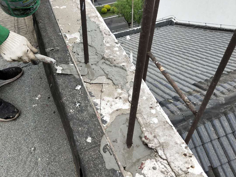 屋頂管道防水維修：1.清洗原地面,待干;2.做防水層。用材不是重要的,市面上的正品材料都是好的,關(guān)鍵是做工,邊邊角角、凹凹凸凸、細(xì)縫小孔等一點(diǎn)都不能馬虎。若是液體材料,至少做三遍;3.封水泥沙漿,約5cm厚,保護(hù)防水層。