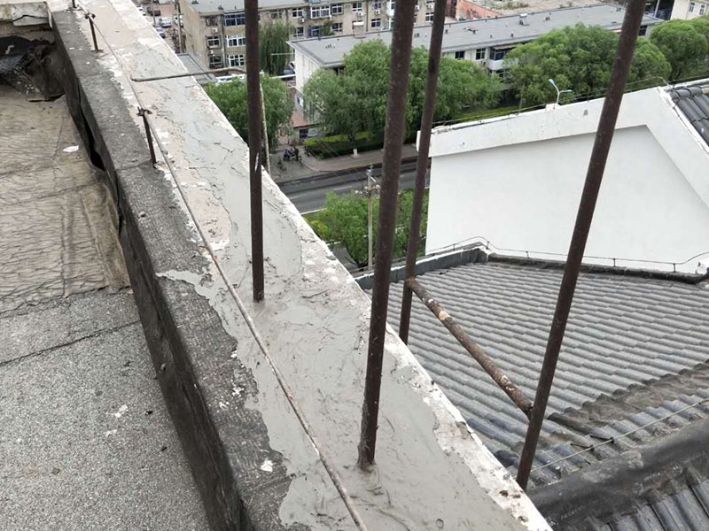 屋頂管道防水維修：1.清洗原地面,待干;2.做防水層。用材不是重要的,市面上的正品材料都是好的,關(guān)鍵是做工,邊邊角角、凹凹凸凸、細(xì)縫小孔等一點(diǎn)都不能馬虎。若是液體材料,至少做三遍;3.封水泥沙漿,約5cm厚,保護(hù)防水層。