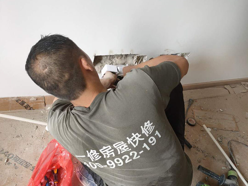 插座面板安裝:1.首先插座的導(dǎo)線安裝上需要注意，電源導(dǎo)線需要使用銅線橫截面，布線時(shí)一定要遵循&ldquo;火線進(jìn)開(kāi)關(guān)，零線進(jìn)燈頭&rdquo;的原則，還要在插座上設(shè)漏電保護(hù)裝置。 2.先確定好各個(gè)插座需要安裝的位置，在日后電器使用來(lái)決定。一般明裝距離地面最好不低于1.8米，暗裝距離地面不低于 0.3米，廚房和衛(wèi)生間的插座應(yīng)在1.5米以上，空調(diào)插座至少要在2米以上。 3.臥室床頭多做二插，廚衛(wèi)多做三插。 4.要是日后是用來(lái)使用空調(diào)、冰箱、抽油煙機(jī)等大功率電器，那么就需要使用獨(dú)立插座，超負(fù)荷運(yùn)行，易引起火災(zāi)。三孔插座的地線一定要接，不可以讓之形同虛設(shè)，不然一旦漏電，會(huì)導(dǎo)致觸電。多設(shè)幾個(gè)回路，防止一個(gè)短路全房間用電癱瘓。 5.需要暗裝用插座外盒框畫(huà)出框架，然后按照畫(huà)出的框架線挖坑，深度與插座厚度相當(dāng)。