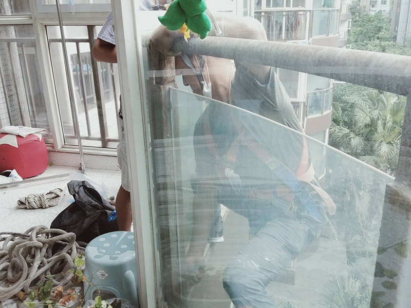 陽臺玻璃更換維修：1.首先我們將要處理的陽臺清理干凈,用水沖洗,自然曬干。 2.處理鋁合金鋼化玻璃框的灰塵,用抹布擦除即可。 3.安裝固定邊條。 4.固定邊條安裝好后,我們將鋁合金鋼化玻璃框擺放至固定邊條上。 5.用十字螺絲刀和自攻螺絲固定玻璃框。