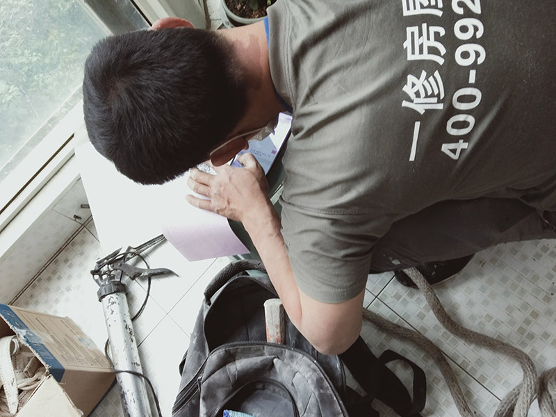 陽臺玻璃更換維修：1.首先我們將要處理的陽臺清理干凈,用水沖洗,自然曬干。 2.處理鋁合金鋼化玻璃框的灰塵,用抹布擦除即可。 3.安裝固定邊條。 4.固定邊條安裝好后,我們將鋁合金鋼化玻璃框擺放至固定邊條上。 5.用十字螺絲刀和自攻螺絲固定玻璃框。