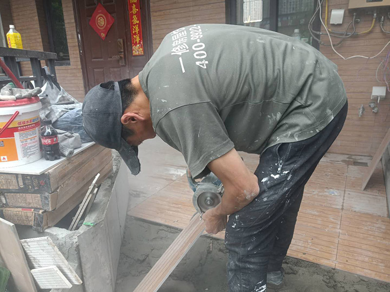 入戶門地磚鋪貼：要在地面刷一遍水泥和水比例為0.4—0.5的素水泥水。然后鋪上1：3的砂漿，砂漿要干濕適度，標(biāo)準(zhǔn)是“手握成團(tuán)，落地開花”，砂漿攤開鋪平把地磚鋪在砂漿上，用橡皮錘敲打結(jié)實(shí)和第一塊基準(zhǔn)磚平齊。敲打結(jié)實(shí)后，拿起瓷磚，看砂漿是否有欠漿或不平整的地方，撒上砂漿補(bǔ)充填實(shí)。第二次把瓷磚鋪上，敲打結(jié)實(shí)至和基準(zhǔn)磚平齊。檢查地面砂漿是否已經(jīng)飽滿，有沒有縫隙，如果已經(jīng)飽滿和平整，在瓷磚上均勻地涂抹一層素水泥漿。用刮刀從磚縫中間劃一道，保證磚與磚之間要有一定的、均勻的縫隙，防止熱脹冷縮對磚造成損壞，用刮刀在兩塊磚上縱向來回劃拉，檢查兩塊磚是否平齊。