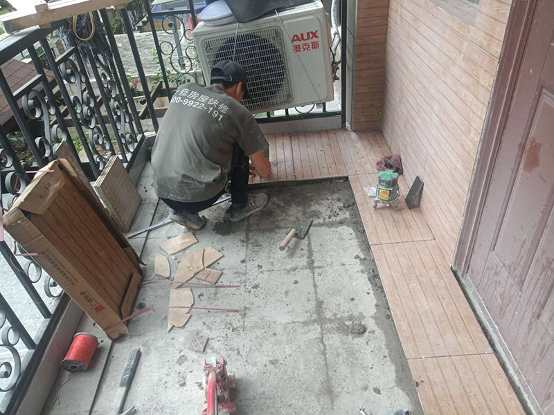 入戶門地磚鋪貼：要在地面刷一遍水泥和水比例為0.4—0.5的素水泥水。然后鋪上1：3的砂漿，砂漿要干濕適度，標(biāo)準(zhǔn)是“手握成團(tuán)，落地開花”，砂漿攤開鋪平把地磚鋪在砂漿上，用橡皮錘敲打結(jié)實(shí)和第一塊基準(zhǔn)磚平齊。敲打結(jié)實(shí)后，拿起瓷磚，看砂漿是否有欠漿或不平整的地方，撒上砂漿補(bǔ)充填實(shí)。第二次把瓷磚鋪上，敲打結(jié)實(shí)至和基準(zhǔn)磚平齊。檢查地面砂漿是否已經(jīng)飽滿，有沒有縫隙，如果已經(jīng)飽滿和平整，在瓷磚上均勻地涂抹一層素水泥漿。用刮刀從磚縫中間劃一道，保證磚與磚之間要有一定的、均勻的縫隙，防止熱脹冷縮對磚造成損壞，用刮刀在兩塊磚上縱向來回劃拉，檢查兩塊磚是否平齊。