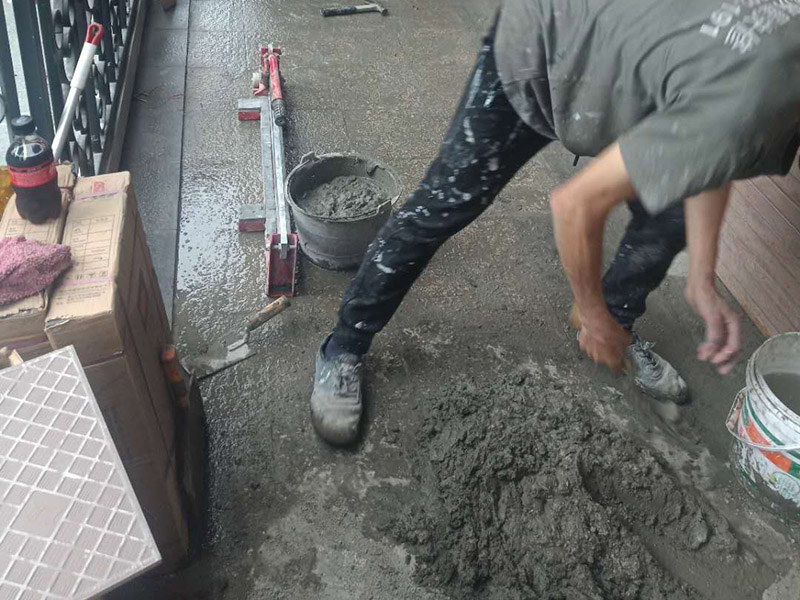 入戶門地磚鋪貼：要在地面刷一遍水泥和水比例為0.4—0.5的素水泥水。然后鋪上1：3的砂漿，砂漿要干濕適度，標(biāo)準(zhǔn)是“手握成團(tuán)，落地開花”，砂漿攤開鋪平把地磚鋪在砂漿上，用橡皮錘敲打結(jié)實(shí)和第一塊基準(zhǔn)磚平齊。敲打結(jié)實(shí)后，拿起瓷磚，看砂漿是否有欠漿或不平整的地方，撒上砂漿補(bǔ)充填實(shí)。第二次把瓷磚鋪上，敲打結(jié)實(shí)至和基準(zhǔn)磚平齊。檢查地面砂漿是否已經(jīng)飽滿，有沒有縫隙，如果已經(jīng)飽滿和平整，在瓷磚上均勻地涂抹一層素水泥漿。用刮刀從磚縫中間劃一道，保證磚與磚之間要有一定的、均勻的縫隙，防止熱脹冷縮對磚造成損壞，用刮刀在兩塊磚上縱向來回劃拉，檢查兩塊磚是否平齊。