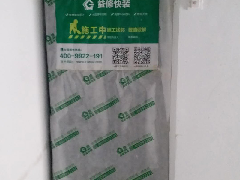 衛(wèi)生間貼瓷磚：首先進(jìn)行地面清掃，不打掃干凈會(huì)翹邊、空鼓的du;放水平線然后分塊;地面要濕潤進(jìn)行dao灑水;采用兩種砂漿，打砂漿的基層，一般要進(jìn)行干鋪;地磚是不是出現(xiàn)了空鼓是很重要的;還要在磚底涂抹上漿;鋪貼的時(shí)候要用橡皮錘敲擊，做拉縫、表面清理，對(duì)瓷磚進(jìn)行勾縫處理即可。最重要的是保護(hù)好成品，以防造成污染和損傷。