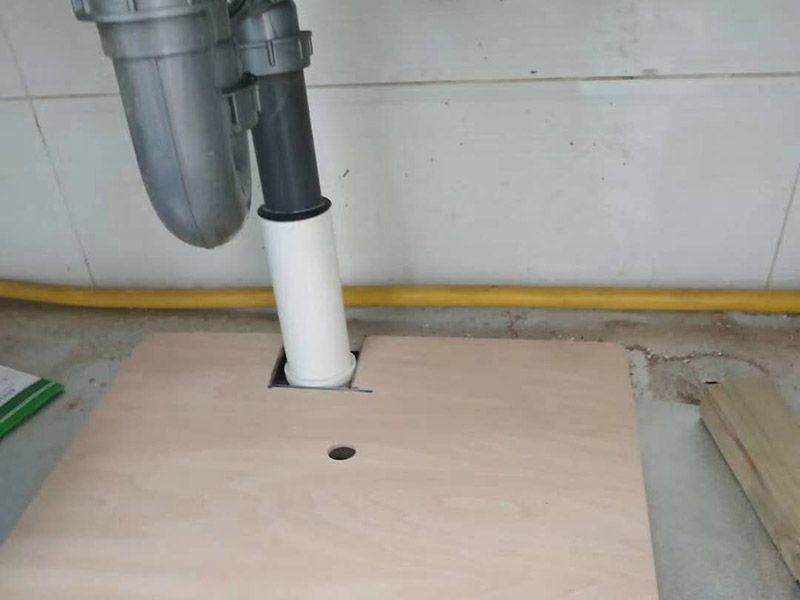 下水管漏水維修：發(fā)現(xiàn)衛(wèi)生間漏水后，馬上禁用衛(wèi)生間所有水龍頭，設(shè)置單獨(dú)水閥的，把它關(guān)掉最好。在維修好之前，不要再增加新的漏水。如果有明顯的縫隙，從縫隙中漏水?？梢再I填縫膏，將縫隙補(bǔ)上。補(bǔ)縫后，最好再噴一些防水劑在漏水區(qū)域。等膏體干透后，放水檢驗(yàn)效果。如果衛(wèi)生間出現(xiàn)大面積的漏水積水，說明情況比較嚴(yán)重，自己無法處理的。最好找專業(yè)的師父來，將地板撬開，重新做整個(gè)洗手間的防水層了。