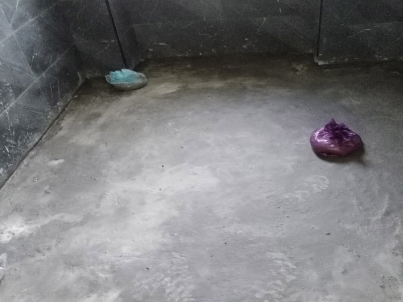 衛(wèi)生間防水測試：1.利用水泥砂漿水泥砂漿或豆石混凝土鋪平坡度。訣竅是：地漏附近坡度大，門口附近坡度小。 2.利用管根密封膏封嚴管線，管線要穿透樓板根部。刷防水涂料時可以貼1-2層玻璃絲布加強防水性。 3.墻壁表面打磨成干凈平光沒有顆?；覊m，墻壁與地面的交接區(qū)域注意原角和坡角的設置。 .聚氨酯防水涂膜由管根和墻角處開始進行涂抹，在常溫下經(jīng)過4小時放干后，再大面積涂抹和刮刷。注意涂料總厚度大于1. 5毫米，不能有漏刮和鼓泡的不良現(xiàn)象。24小時后立面涂刷下一層，之后再以垂直的方向進行二次涂刷。最后涂膜半固化，拋甩粗砂粒方便與水泥砂漿融合。 5.防水層的設置與具體區(qū)域有關(guān)。防水地面的防水層應高出地面200寬，地面防水層應超出衛(wèi)生間門口以外300寬。而又淋浴的衛(wèi)生間墻面防水層則應設置為高出地面1800寬。 6.展開閉水實驗的時候，先完成防水工作再利用包立管方法。之后再局部進行防水。閉水試驗也可為了避免破壞地面防水層而免做。