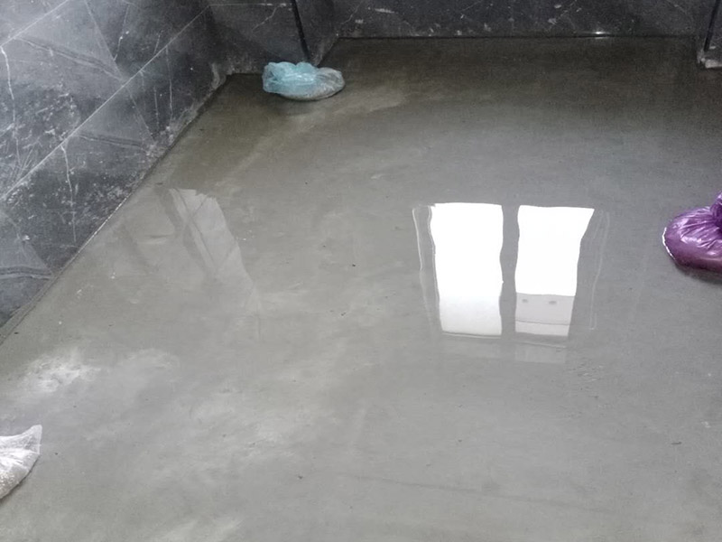 衛(wèi)生間防水測試：1.利用水泥砂漿水泥砂漿或豆石混凝土鋪平坡度。訣竅是：地漏附近坡度大，門口附近坡度小。 2.利用管根密封膏封嚴管線，管線要穿透樓板根部。刷防水涂料時可以貼1-2層玻璃絲布加強防水性。 3.墻壁表面打磨成干凈平光沒有顆?；覊m，墻壁與地面的交接區(qū)域注意原角和坡角的設置。 .聚氨酯防水涂膜由管根和墻角處開始進行涂抹，在常溫下經(jīng)過4小時放干后，再大面積涂抹和刮刷。注意涂料總厚度大于1. 5毫米，不能有漏刮和鼓泡的不良現(xiàn)象。24小時后立面涂刷下一層，之后再以垂直的方向進行二次涂刷。最后涂膜半固化，拋甩粗砂粒方便與水泥砂漿融合。 5.防水層的設置與具體區(qū)域有關(guān)。防水地面的防水層應高出地面200寬，地面防水層應超出衛(wèi)生間門口以外300寬。而又淋浴的衛(wèi)生間墻面防水層則應設置為高出地面1800寬。 6.展開閉水實驗的時候，先完成防水工作再利用包立管方法。之后再局部進行防水。閉水試驗也可為了避免破壞地面防水層而免做。