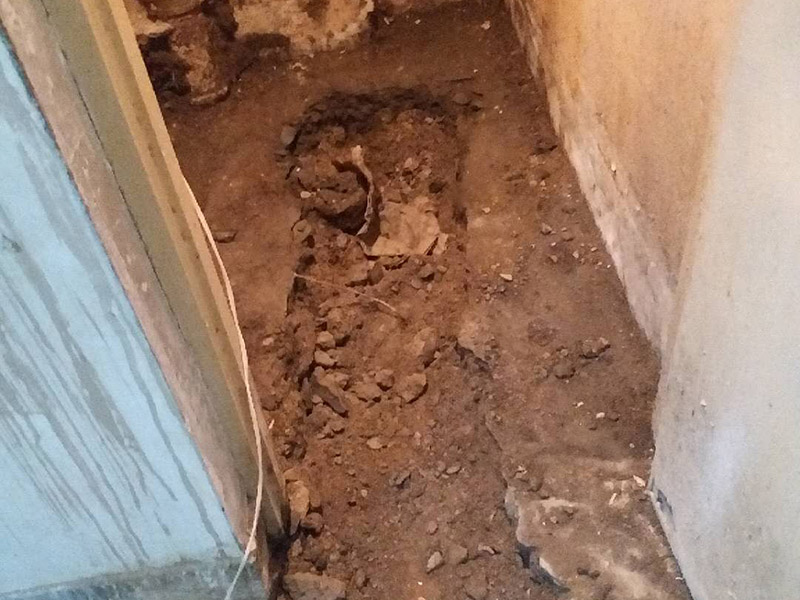 地面開(kāi)槽建渣處理:1、開(kāi)槽過(guò)程中，不允許出現(xiàn)在承重墻面橫向開(kāi)槽大于100cm的現(xiàn)象，因?yàn)闄M向開(kāi)槽將破壞整樓的承重，使得抗震能力降低而且墻面容易開(kāi)裂。如果是保溫墻的話，開(kāi)很長(zhǎng)的橫槽有可能會(huì)導(dǎo)致開(kāi)槽上部的保溫層整體脫落。墻面開(kāi)槽一般都應(yīng)該是豎向垂直開(kāi)槽。 　　2、預(yù)埋直徑1.6cm的線管墻體開(kāi)槽的深度不得小于3cm，這樣封槽后刮膩?zhàn)泳筒怀霈F(xiàn)墻面不平整的現(xiàn)象了，也避免時(shí)間長(zhǎng)了因封槽太淺導(dǎo)致墻漆開(kāi)裂。 　　3、開(kāi)槽過(guò)程中如遇線管90°彎時(shí)，應(yīng)擴(kuò)大開(kāi)槽的位置，使線管能呈現(xiàn)出兩個(gè)45°彎，以便于施工過(guò)程中穿線和日后檢修。 　　4、線槽和線槽的距離不能小于100mm，同一條線槽內(nèi)布線管數(shù)不建議超過(guò)6根。 　　5、天花吊燈位移位時(shí)，樓板頂面的開(kāi)槽一定要注意鋼筋位置，打槽的深度約10mm，便于穿黃臘管后并綁膠布布線，嚴(yán)禁裸線布設(shè)。
