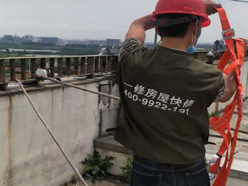 高空外墻防水：(1)窗框與墻體接縫防水密封，先后采用泡沫填縫劑和密封材料進(jìn)行施工。泡沫填縫劑為單組份聚氨酯發(fā)泡填縫材料。密封材料為單組份密封填充防水密封膠。 (2)外墻預(yù)留伸縮縫防水密封，采用單組份密封填充防水密封膠 (3)外墻面洞和較大裂縫防水密封前用噴水槍等工具將待治理的外墻面、伸縮縫、窗框等部位清理干凈，使施工的外墻面及縫、孔、洞部位達(dá)到無油、無塵土、無水泥松散顆粒等雜物。   待其干燥后，將孔、洞、縫用防水密封材料嵌填密實(shí)，并達(dá)到與原顏色一致，再用快速堵漏靈和透明防水膠膜進(jìn)行精心施工。