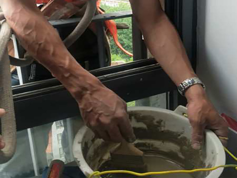 高空外墻防水：(1)窗框與墻體接縫防水密封，先后采用泡沫填縫劑和密封材料進(jìn)行施工。泡沫填縫劑為單組份聚氨酯發(fā)泡填縫材料。密封材料為單組份密封填充防水密封膠。 (2)外墻預(yù)留伸縮縫防水密封，采用單組份密封填充防水密封膠 (3)外墻面洞和較大裂縫防水密封前用噴水槍等工具將待治理的外墻面、伸縮縫、窗框等部位清理干凈，使施工的外墻面及縫、孔、洞部位達(dá)到無油、無塵土、無水泥松散顆粒等雜物。   待其干燥后，將孔、洞、縫用防水密封材料嵌填密實(shí)，并達(dá)到與原顏色一致，再用快速堵漏靈和透明防水膠膜進(jìn)行精心施工。