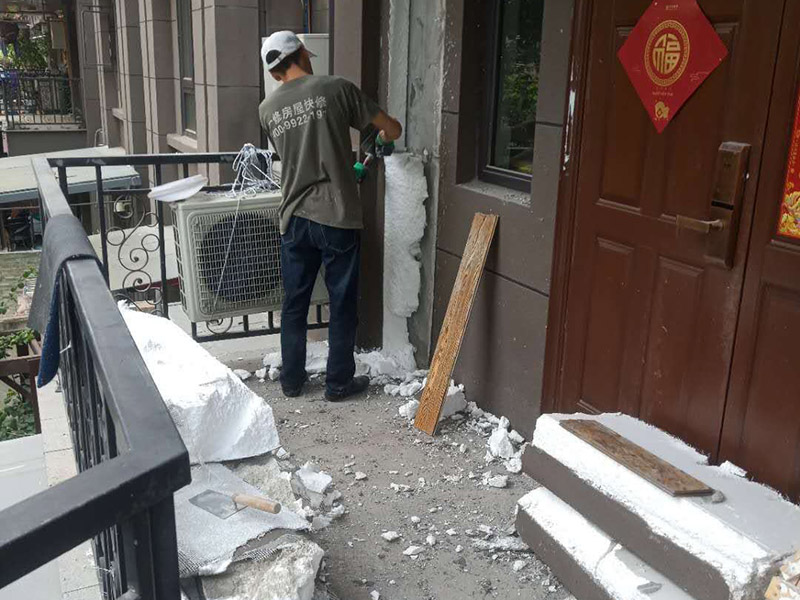 入戶門基層拆除清理：舊墻面基層處理相對新墻面來說較復(fù)雜。先將舊墻上的裝飾物拆除，然后將舊墻上的粉塵、油污等洗刷干凈。對于舊墻面上開裂脫落的部位，可用水泥砂漿將其進(jìn)行修補(bǔ)，在進(jìn)行墻體表面的拉毛壓平處理。 若墻體的表面有空鼓、裂縫等缺陷，則要將墻體表面的空鼓鏟除掉，并用膩?zhàn)踊蛩嗌皾{將墻體表面的裂縫、不平整之處修補(bǔ)平整則可用鏟刀或刮刀將其表面的浮砂或灰砂鏟掉，也可以用鋼絲刷或硬毛竹掃帚將其表面上的浮砂及灰砂清理干凈。