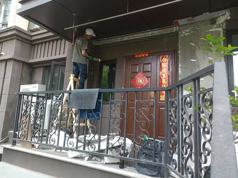 入戶門基層拆除清理：舊墻面基層處理相對新墻面來說較復(fù)雜。先將舊墻上的裝飾物拆除，然后將舊墻上的粉塵、油污等洗刷干凈。對于舊墻面上開裂脫落的部位，可用水泥砂漿將其進(jìn)行修補(bǔ)，在進(jìn)行墻體表面的拉毛壓平處理。 若墻體的表面有空鼓、裂縫等缺陷，則要將墻體表面的空鼓鏟除掉，并用膩?zhàn)踊蛩嗌皾{將墻體表面的裂縫、不平整之處修補(bǔ)平整則可用鏟刀或刮刀將其表面的浮砂或灰砂鏟掉，也可以用鋼絲刷或硬毛竹掃帚將其表面上的浮砂及灰砂清理干凈。