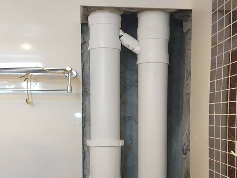 衛(wèi)生間管道維修：在沒有加壓條件下的簡單測試方法，但不完全可行。 關(guān)閉水管總閥。(即水表前面的水管開關(guān)) 打開房間里面的水龍頭20分鐘，確保沒水再滴后關(guān)閉所有的水龍頭。 關(guān)閉馬桶水箱和洗衣機(jī)等具有蓄水功能的設(shè)備進(jìn)水開關(guān)。 打開水管總閥。 打開總閥后20分鐘查看水表是否走動，包括緩慢的走動。如果有走動，即為漏水了。如果沒有走動，可能沒事。(如果水表有問題或水管微滲，有可能難以確定。)所以建議施工完一定要進(jìn)行水壓測試實(shí)驗(yàn)，一般打壓8公斤，時間20-30分鐘。