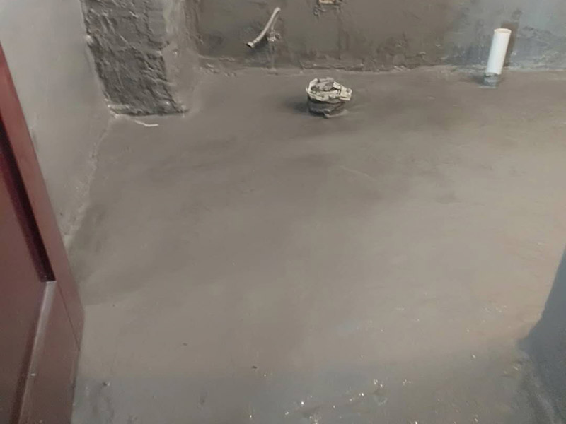 衛(wèi)生間管道維修：在沒有加壓條件下的簡單測試方法，但不完全可行。 關(guān)閉水管總閥。(即水表前面的水管開關(guān)) 打開房間里面的水龍頭20分鐘，確保沒水再滴后關(guān)閉所有的水龍頭。 關(guān)閉馬桶水箱和洗衣機(jī)等具有蓄水功能的設(shè)備進(jìn)水開關(guān)。 打開水管總閥。 打開總閥后20分鐘查看水表是否走動，包括緩慢的走動。如果有走動，即為漏水了。如果沒有走動，可能沒事。(如果水表有問題或水管微滲，有可能難以確定。)所以建議施工完一定要進(jìn)行水壓測試實(shí)驗(yàn)，一般打壓8公斤，時間20-30分鐘。