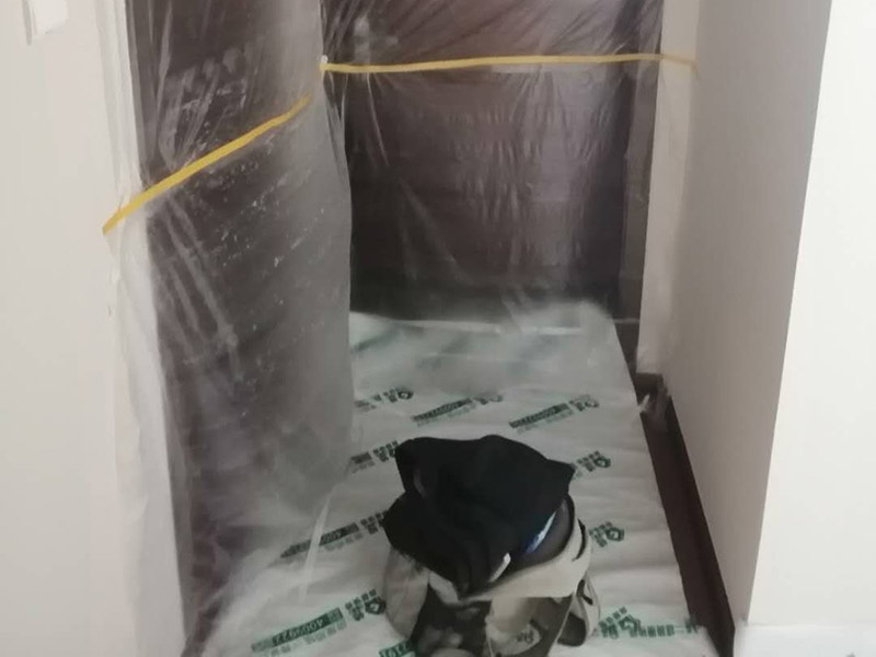 衛(wèi)生間管道維修：在沒有加壓條件下的簡單測試方法，但不完全可行。 關(guān)閉水管總閥。(即水表前面的水管開關(guān)) 打開房間里面的水龍頭20分鐘，確保沒水再滴后關(guān)閉所有的水龍頭。 關(guān)閉馬桶水箱和洗衣機(jī)等具有蓄水功能的設(shè)備進(jìn)水開關(guān)。 打開水管總閥。 打開總閥后20分鐘查看水表是否走動，包括緩慢的走動。如果有走動，即為漏水了。如果沒有走動，可能沒事。(如果水表有問題或水管微滲，有可能難以確定。)所以建議施工完一定要進(jìn)行水壓測試實(shí)驗(yàn)，一般打壓8公斤，時間20-30分鐘。