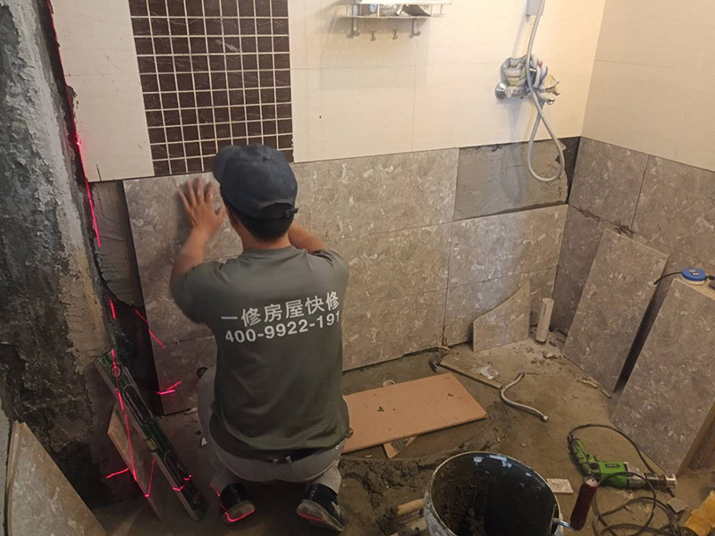 衛(wèi)生間貼磚施工：施工工藝流程; 基層處理--抹底子灰--彈線排磚--侵磚--鑲貼--擦縫--交工驗收 用一比三的水泥砂漿打底,打底厚度5~~7mm，待底子灰干六七成干時候，按圖紙要求，進行彈線，排磚。立好皮數(shù)桿，排磚形式有主要兩種直縫和錯縫。當?shù)孛嬗蟹核臅r候，注意安排好泛水。侵泡瓷磚，時間不少于兩個小時，陰干通常是3~~5小時。瓷磚在鑲貼時候，瓷磚下口坐在八字尺或直尺上。鋪貼的方式有離縫和無縫。鑲貼瓷磚從陽角開始，自下向上貼，瓷磚背面刀灰，貼上用力壓，用鏟刀木柄輕輕敲打，鋪貼時候砂漿飽滿，缺灰重貼，不得塞灰，貼6~~8塊，用靠尺校正。水管處先鋪周圍整塊磚，后鋪異型磚。最后擦縫。