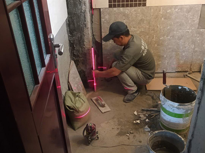 衛(wèi)生間貼磚施工：施工工藝流程; 基層處理--抹底子灰--彈線排磚--侵磚--鑲貼--擦縫--交工驗收 用一比三的水泥砂漿打底,打底厚度5~~7mm，待底子灰干六七成干時候，按圖紙要求，進行彈線，排磚。立好皮數(shù)桿，排磚形式有主要兩種直縫和錯縫。當?shù)孛嬗蟹核臅r候，注意安排好泛水。侵泡瓷磚，時間不少于兩個小時，陰干通常是3~~5小時。瓷磚在鑲貼時候，瓷磚下口坐在八字尺或直尺上。鋪貼的方式有離縫和無縫。鑲貼瓷磚從陽角開始，自下向上貼，瓷磚背面刀灰，貼上用力壓，用鏟刀木柄輕輕敲打，鋪貼時候砂漿飽滿，缺灰重貼，不得塞灰，貼6~~8塊，用靠尺校正。水管處先鋪周圍整塊磚，后鋪異型磚。最后擦縫。