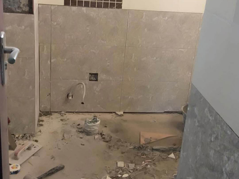 衛(wèi)生間貼磚施工：施工工藝流程; 基層處理--抹底子灰--彈線排磚--侵磚--鑲貼--擦縫--交工驗收 用一比三的水泥砂漿打底,打底厚度5~~7mm，待底子灰干六七成干時候，按圖紙要求，進行彈線，排磚。立好皮數(shù)桿，排磚形式有主要兩種直縫和錯縫。當?shù)孛嬗蟹核臅r候，注意安排好泛水。侵泡瓷磚，時間不少于兩個小時，陰干通常是3~~5小時。瓷磚在鑲貼時候，瓷磚下口坐在八字尺或直尺上。鋪貼的方式有離縫和無縫。鑲貼瓷磚從陽角開始，自下向上貼，瓷磚背面刀灰，貼上用力壓，用鏟刀木柄輕輕敲打，鋪貼時候砂漿飽滿，缺灰重貼，不得塞灰，貼6~~8塊，用靠尺校正。水管處先鋪周圍整塊磚，后鋪異型磚。最后擦縫。