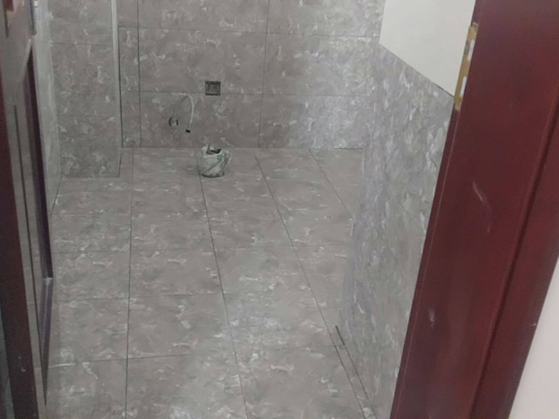 衛(wèi)生間貼磚施工：施工工藝流程; 基層處理--抹底子灰--彈線排磚--侵磚--鑲貼--擦縫--交工驗收 用一比三的水泥砂漿打底,打底厚度5~~7mm，待底子灰干六七成干時候，按圖紙要求，進行彈線，排磚。立好皮數(shù)桿，排磚形式有主要兩種直縫和錯縫。當?shù)孛嬗蟹核臅r候，注意安排好泛水。侵泡瓷磚，時間不少于兩個小時，陰干通常是3~~5小時。瓷磚在鑲貼時候，瓷磚下口坐在八字尺或直尺上。鋪貼的方式有離縫和無縫。鑲貼瓷磚從陽角開始，自下向上貼，瓷磚背面刀灰，貼上用力壓，用鏟刀木柄輕輕敲打，鋪貼時候砂漿飽滿，缺灰重貼，不得塞灰，貼6~~8塊，用靠尺校正。水管處先鋪周圍整塊磚，后鋪異型磚。最后擦縫。